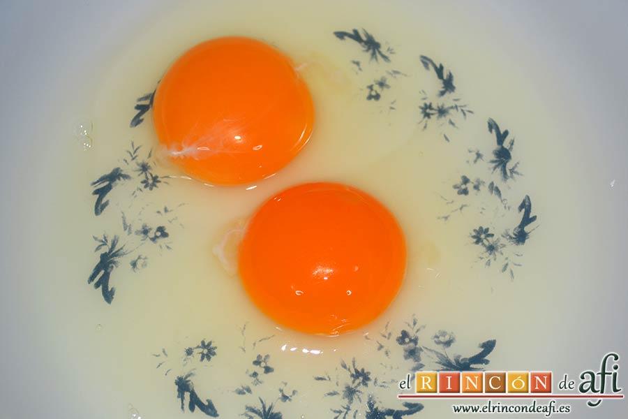 Frittata de pimientos, bacon y queso, poner dos huevos en un plato