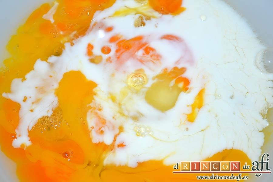 Frittata de pimientos, bacon y queso, añadir la leche