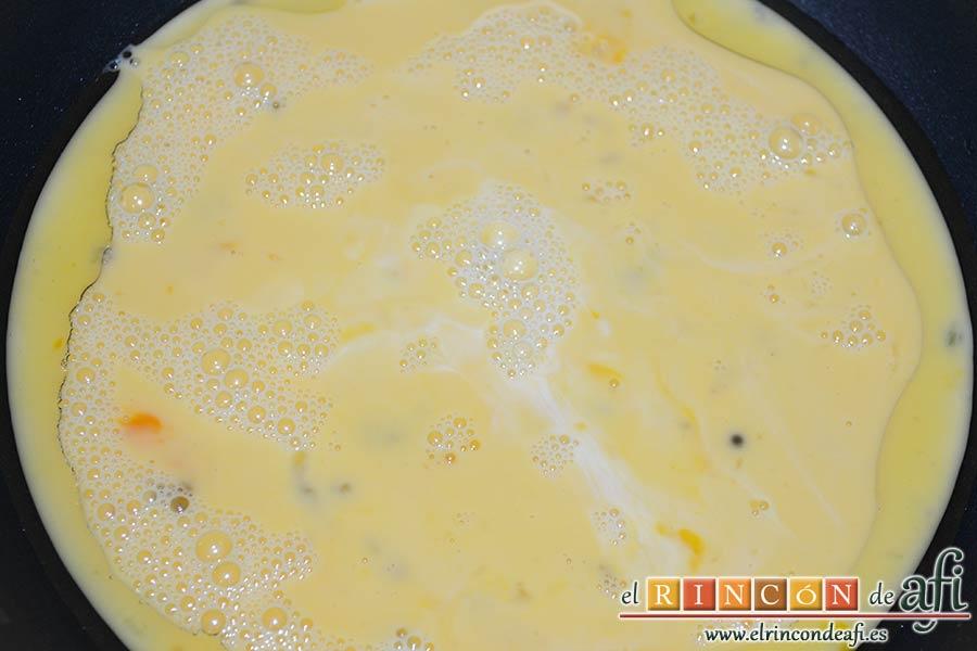 Frittata de pimientos, bacon y queso, mezclar bien y verter en una sartén con un fondo de aceite de oliva