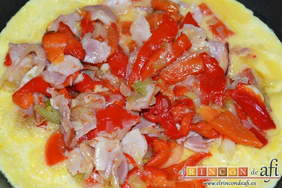 Frittata de pimientos, bacon y queso, añadir el sofrito