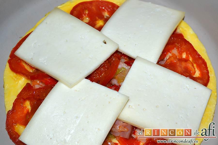 Frittata de pimientos, bacon y queso, poner encima las cuatro rodajas de queso