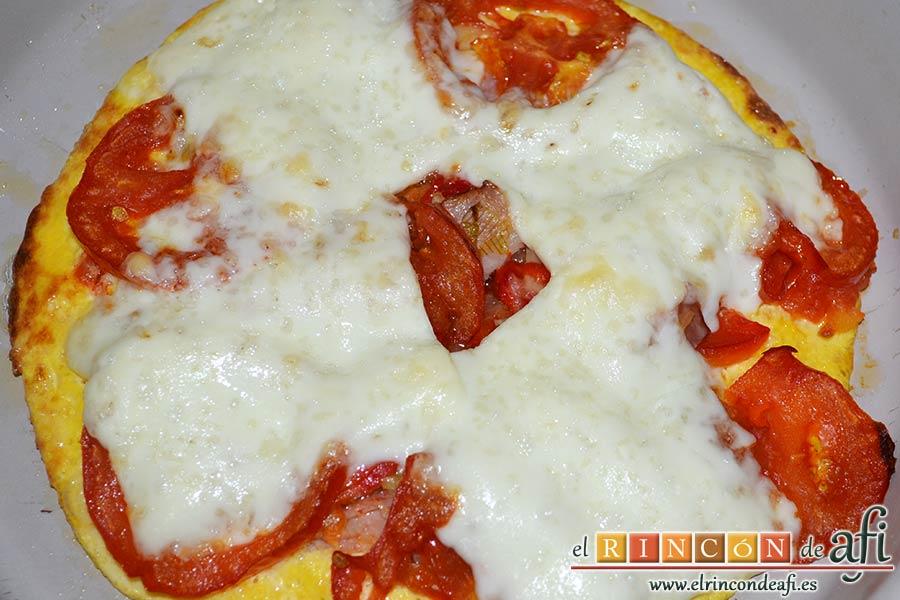 Frittata de pimientos, bacon y queso, meterlo en el horno con el grill para que se derrita el queso y dejar atemperar para servir