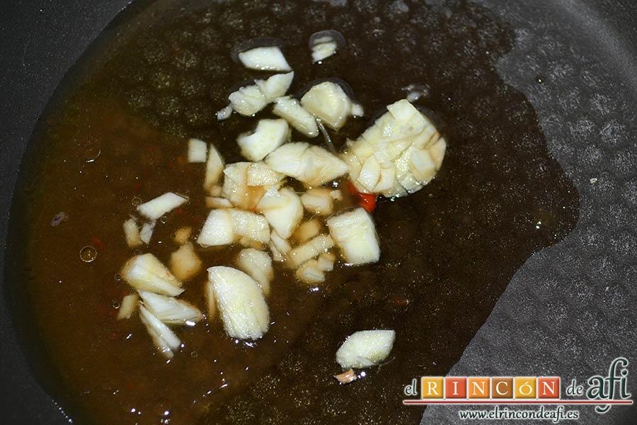 Frittata de pimientos, bacon y queso, pochar los ajos con el jugo de los pimientos