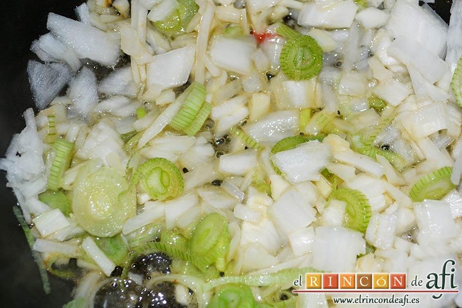 Frittata de pimientos, bacon y queso, añadir la cebolleta con la parte verde