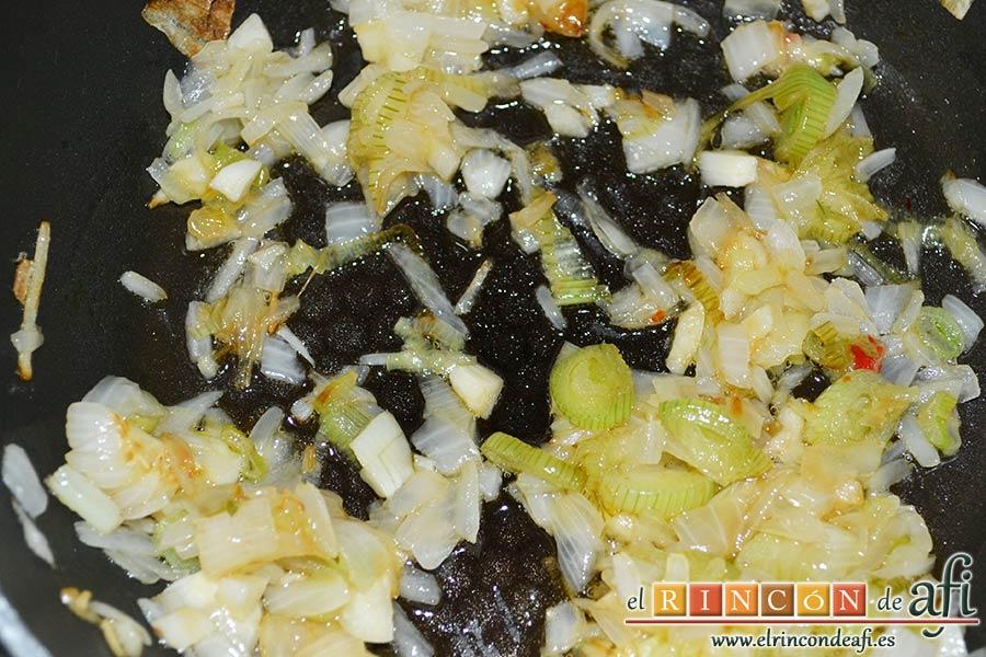 Frittata de pimientos, bacon y queso, dejar que poche bien