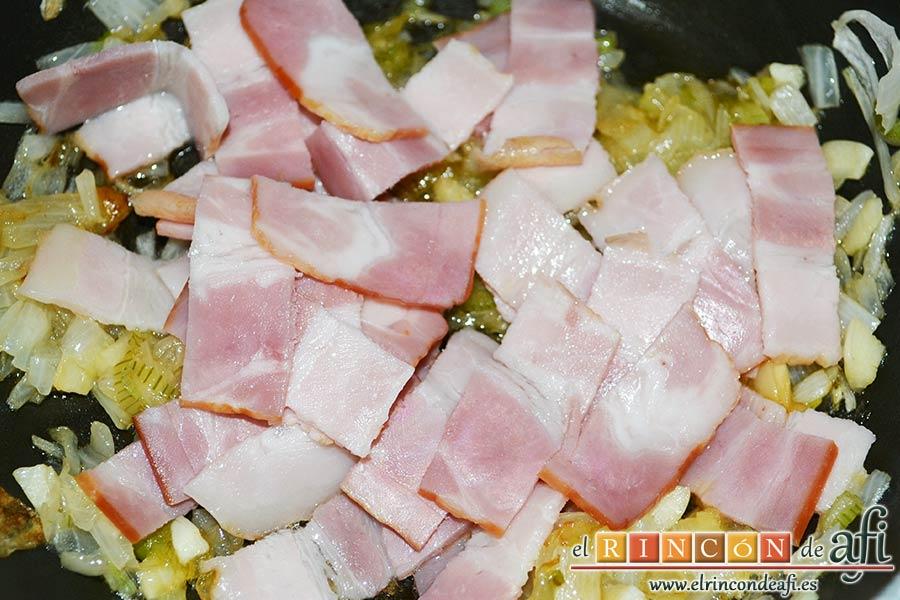 Frittata de pimientos, bacon y queso, añadir las tiras de bacon