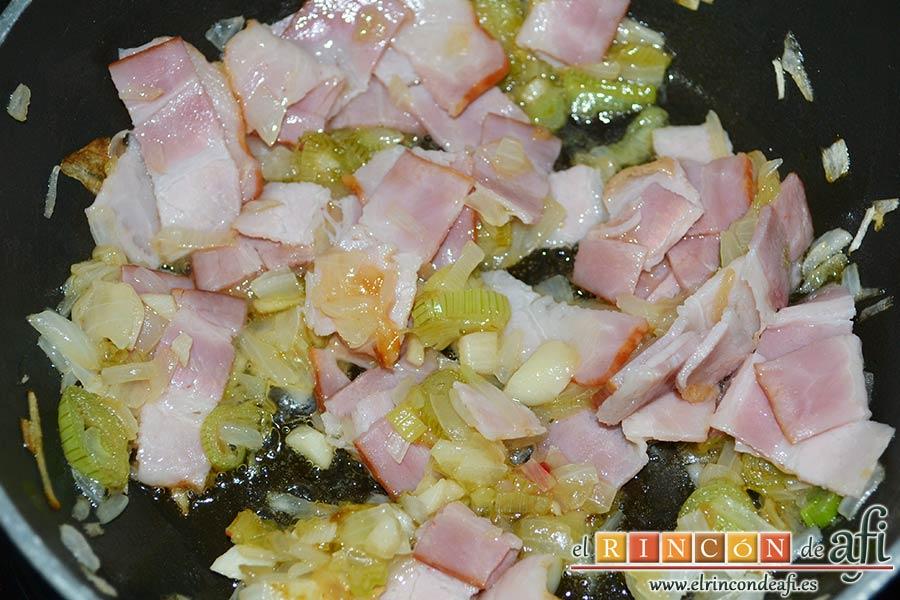 Frittata de pimientos, bacon y queso, dejar que sofría