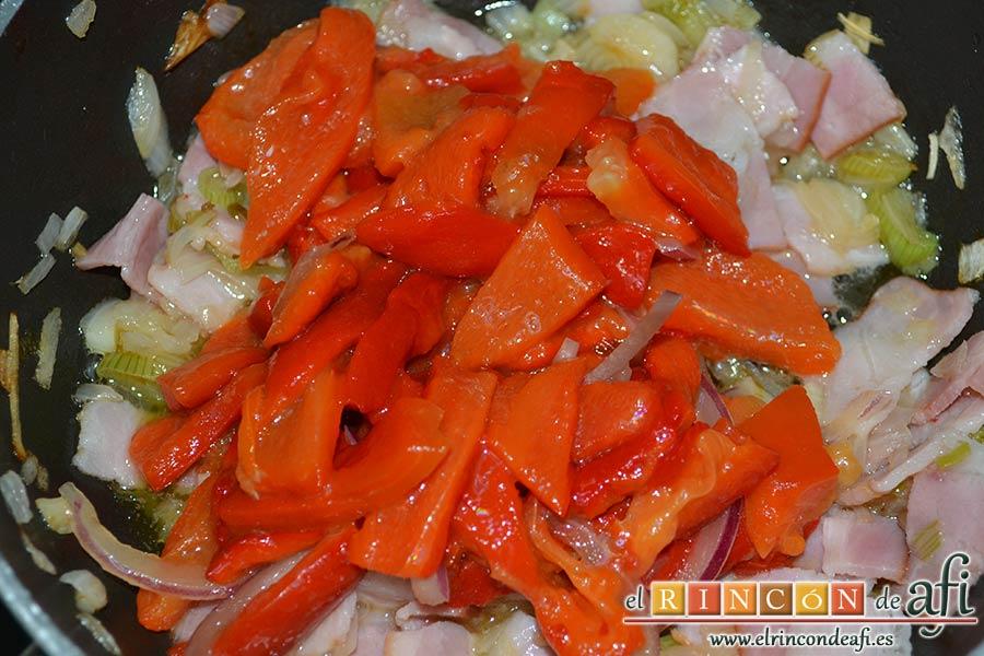 Frittata de pimientos, bacon y queso, añadir los pimientos y las cebollas