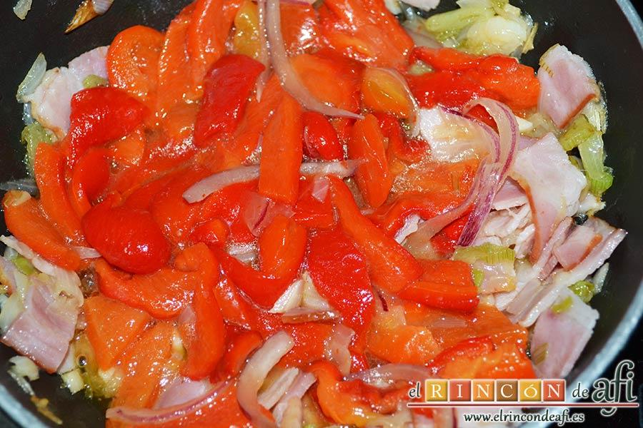 Frittata de pimientos, bacon y queso, mezclar todo bien