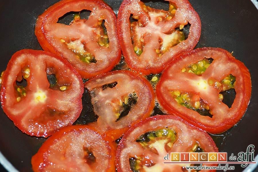 Frittata de pimientos, bacon y queso, en una sartén con un poco de aceite de oliva poner las rodajas de tomate