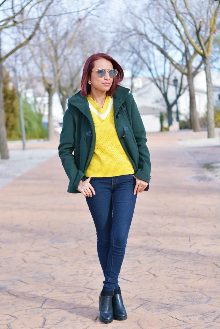Look con jersey amarillo