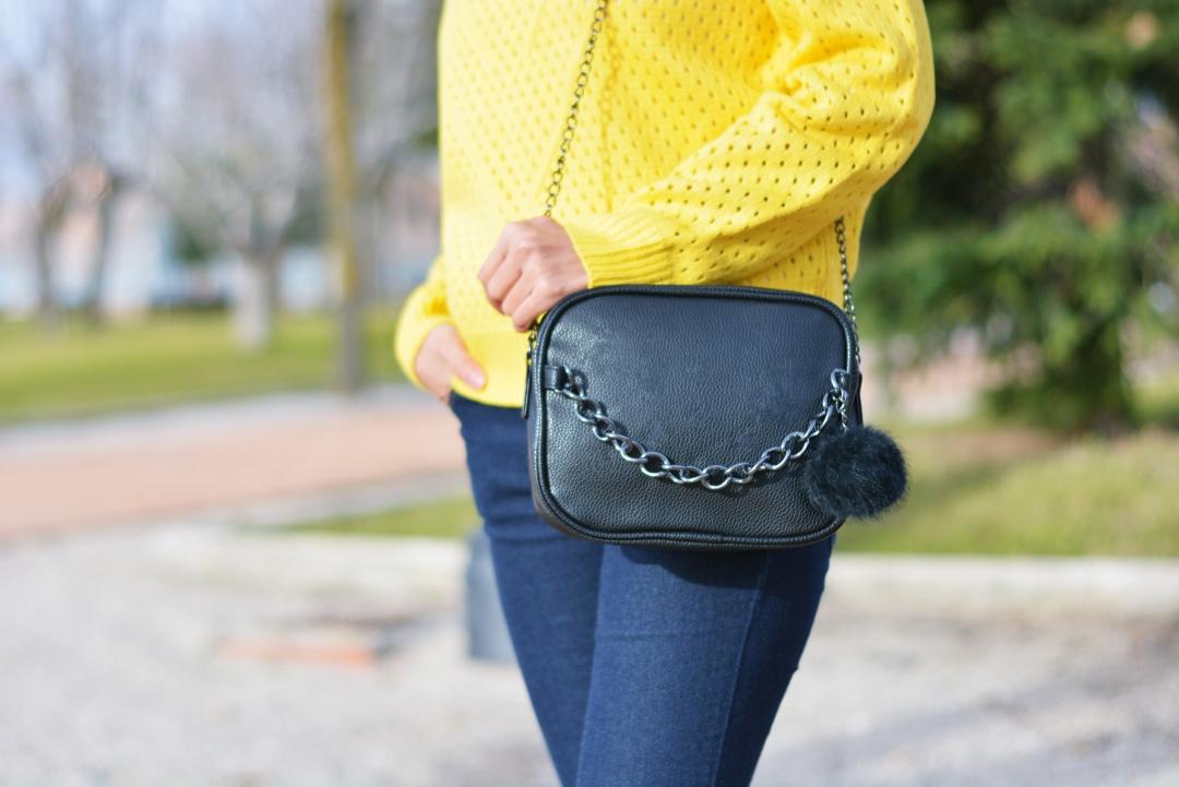 Bolso negro con cadena