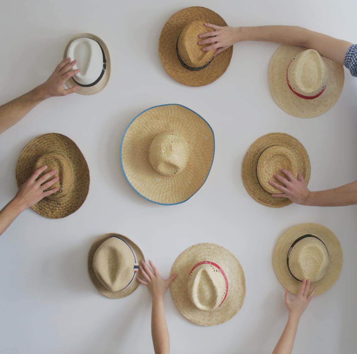 Decorar con sombreros en la pared