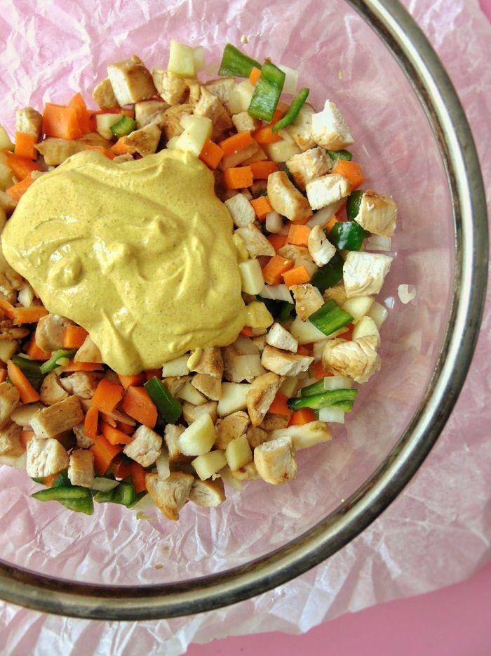 Ensalada de pollo con salsa de curry | salsa de yogur griego con curry