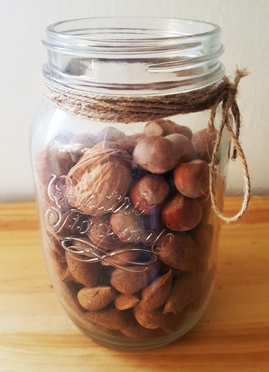 ordenar la despensa - organizar la comida en la cocina - usa frascos de cristal para productos a granel