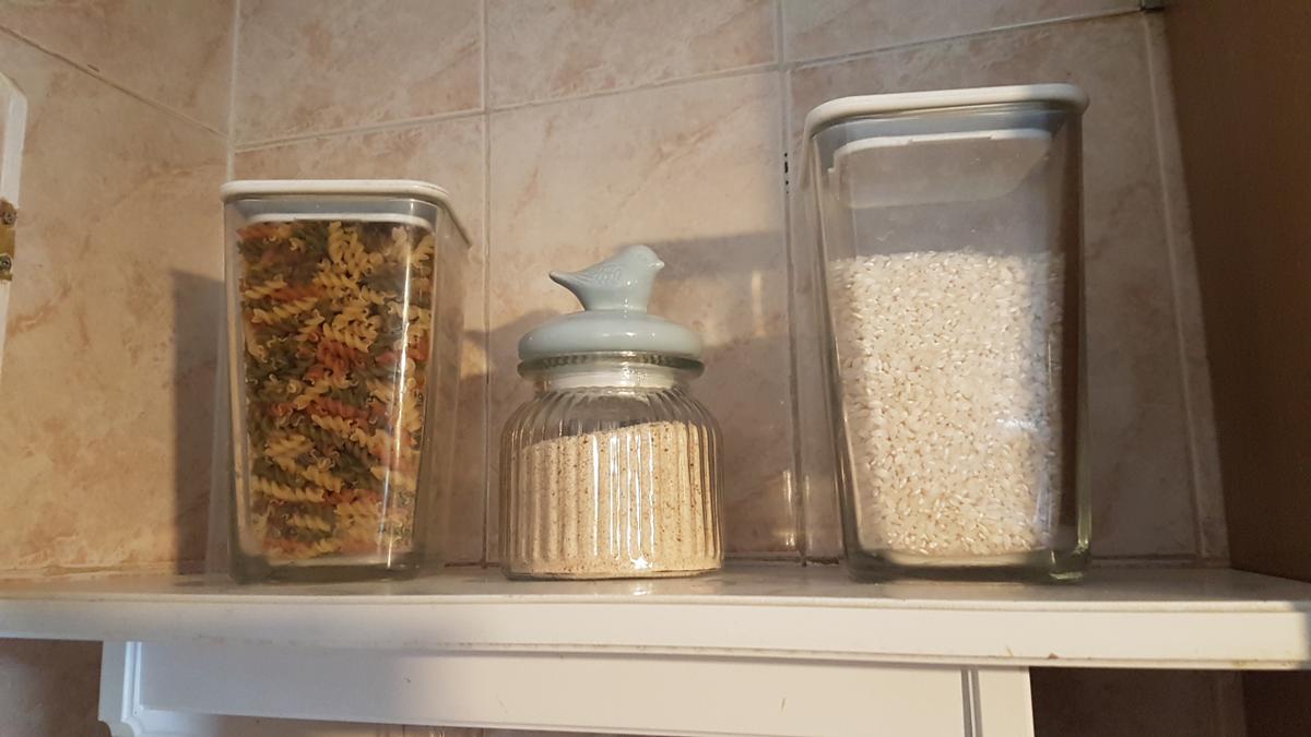 ordenar la despensa - organizar la comida en la cocina usa frascos de cristal
