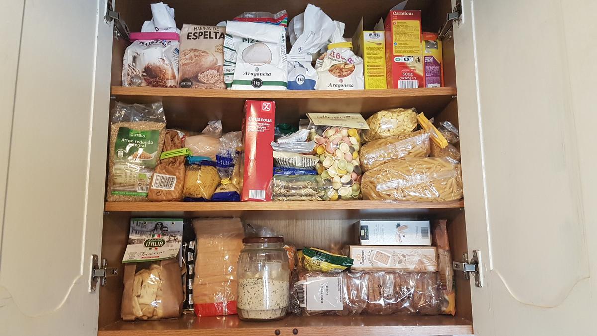 ordenar la despensa - organizar la comida en la cocina baldas tematicas y organizado dentro de ellas por tipos