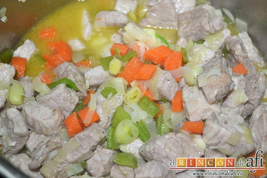 Magro de cerdo estofado, mezclar bien y añadir el vino tinto