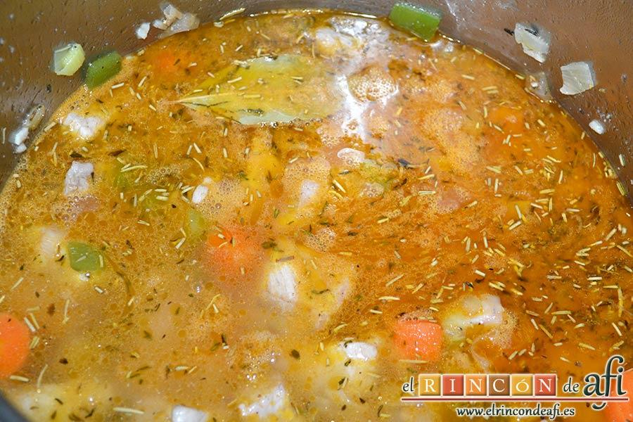 Magro de cerdo estofado, cubrir de agua