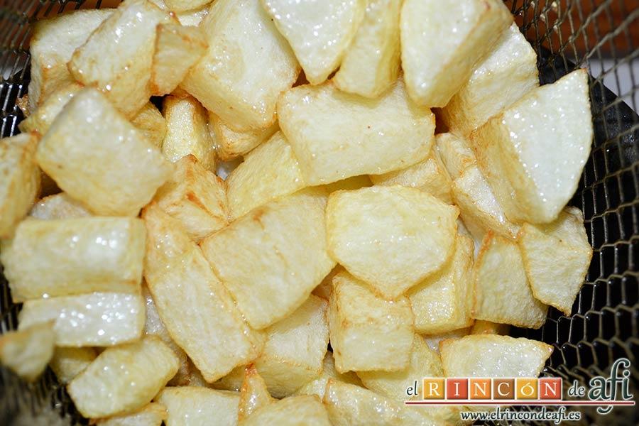 Magro de cerdo estofado, mientras se hace la carne, freír papas en cuadraditos