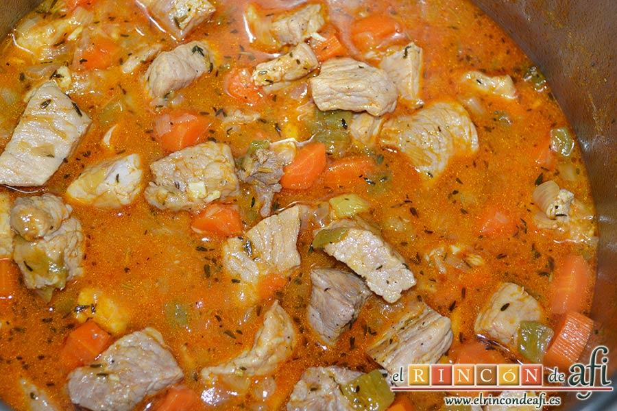 Magro de cerdo estofado, abrir la olla cuando haya pasado el tiempo de cocción