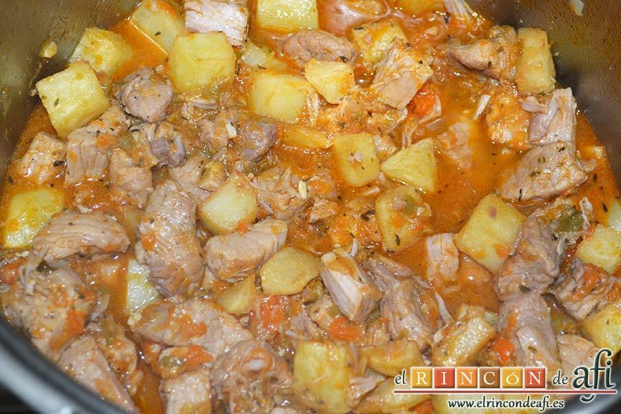 Magro de cerdo estofado, añadir las papas y mezclar