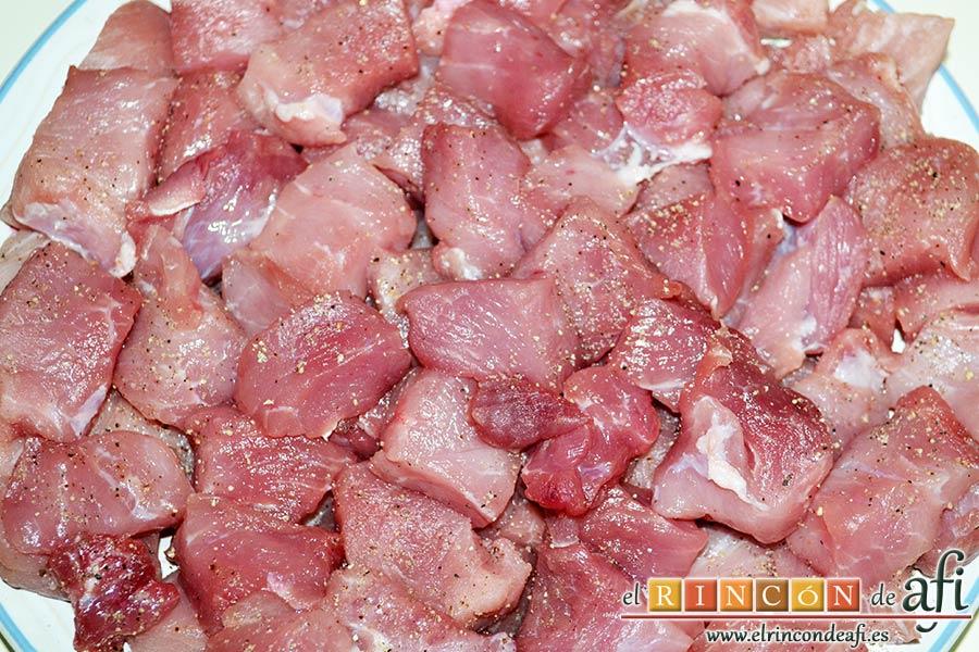 Magro de cerdo estofado, trocear y salpimentar