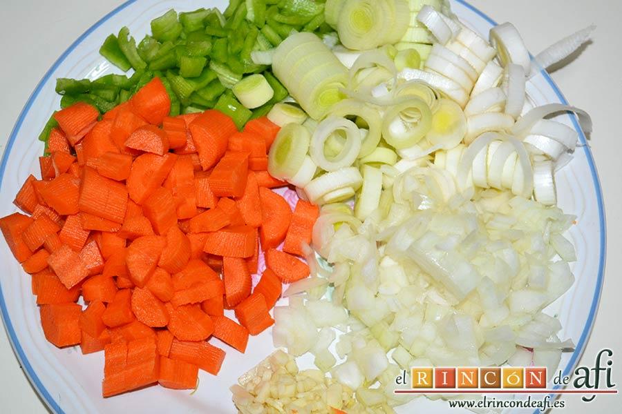 Magro de cerdo estofado, trocear las verduras