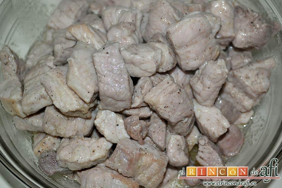 Magro de cerdo estofado, retirar de la olla tanto la carne como el jugo