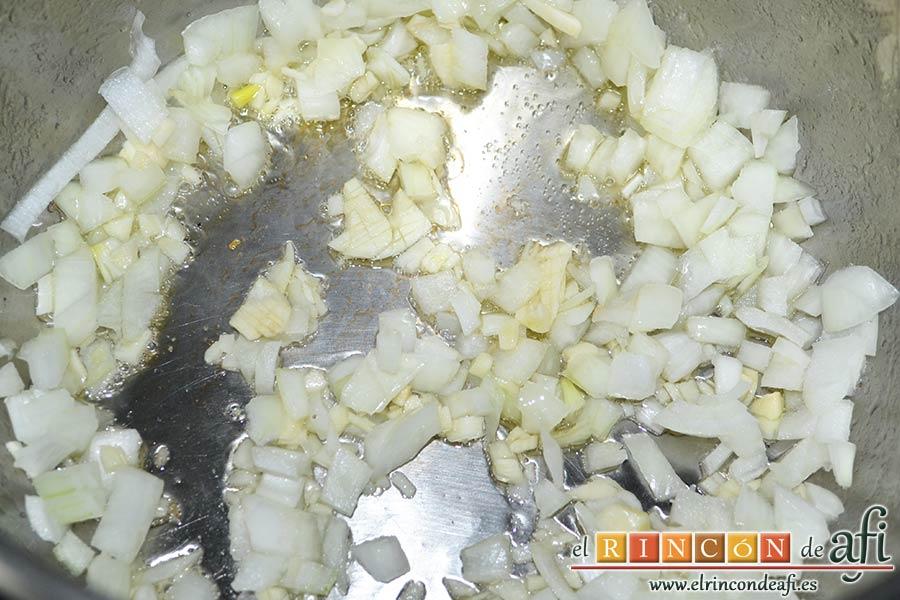 Magro de cerdo estofado, poner un poco más de aceite y añadir el ajo y la cebolla