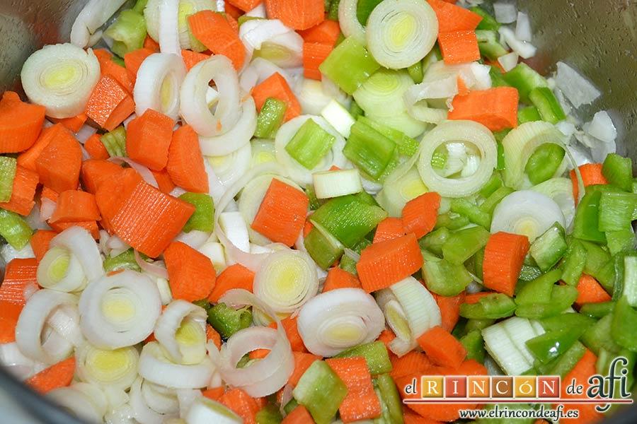 Magro de cerdo estofado, cuando la cebolla esté translúcida añadir el resto de las verduras