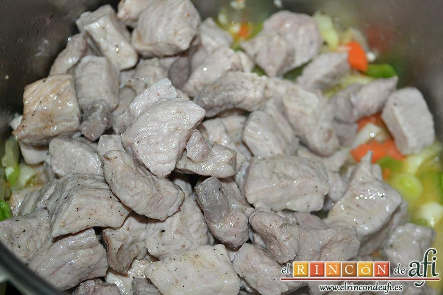 Magro de cerdo estofado, añadir la carne con su jugo