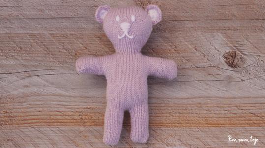 Patrón para tejer un osito a dos agujas