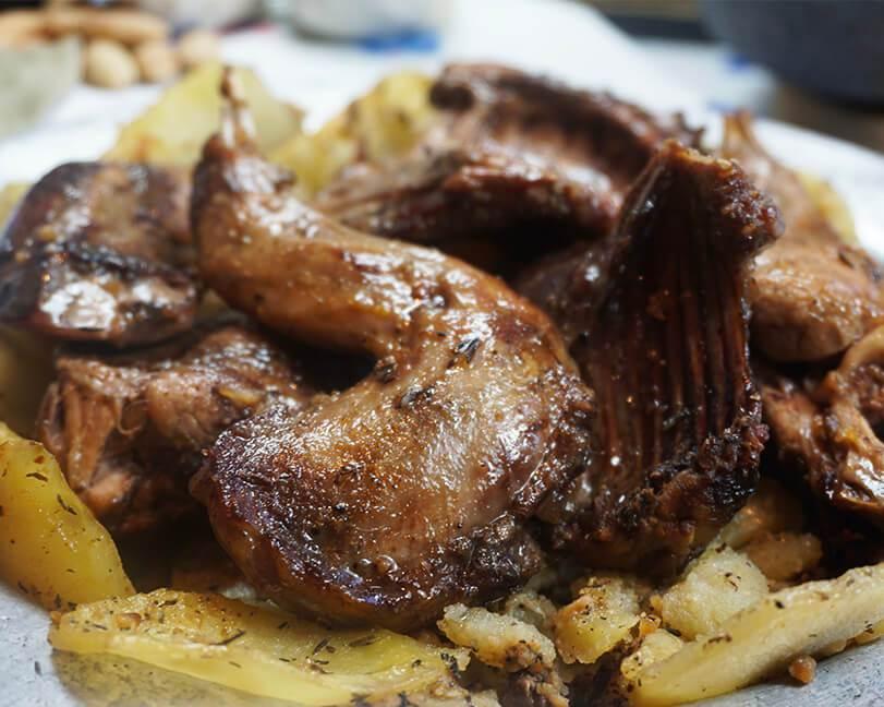Conejo al horno con almendras