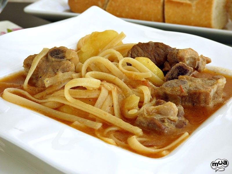 Guiso de costillar con tallarines