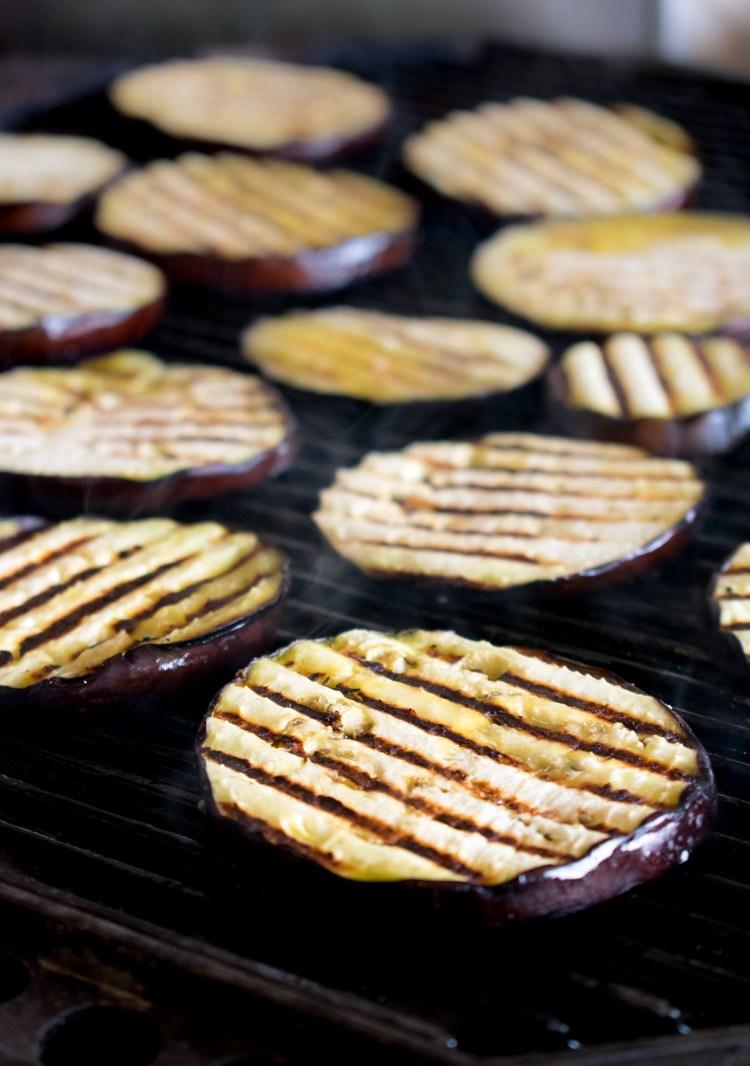 Ensalada caprese de berenjena con macadamias tostadas