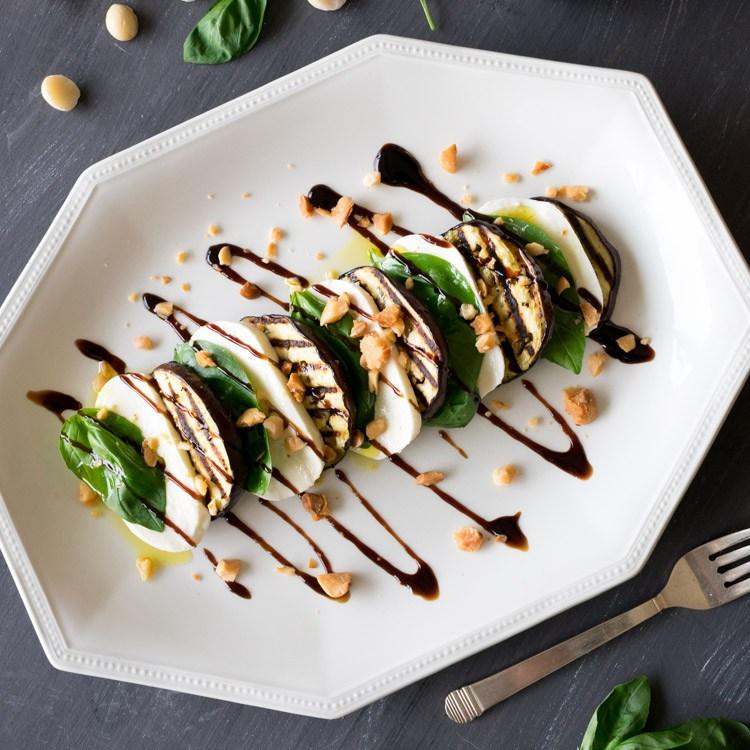 Ensalada caprese de berenjena con macadamias tostadas