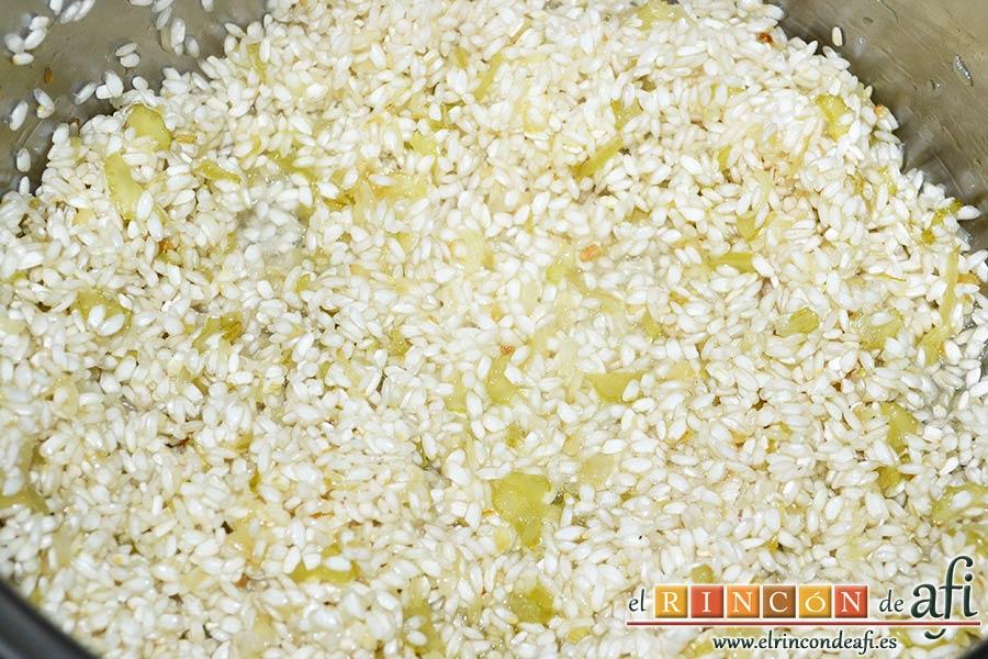 Risotto con jamón serrano, cuando la cebolla tome color añadimos el arroz