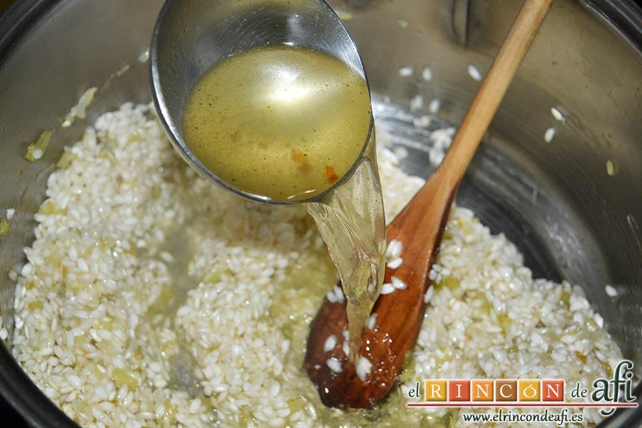 Risotto con jamón serrano, añadir el vino blanco y luego cucharones de caldo de verduras caliente