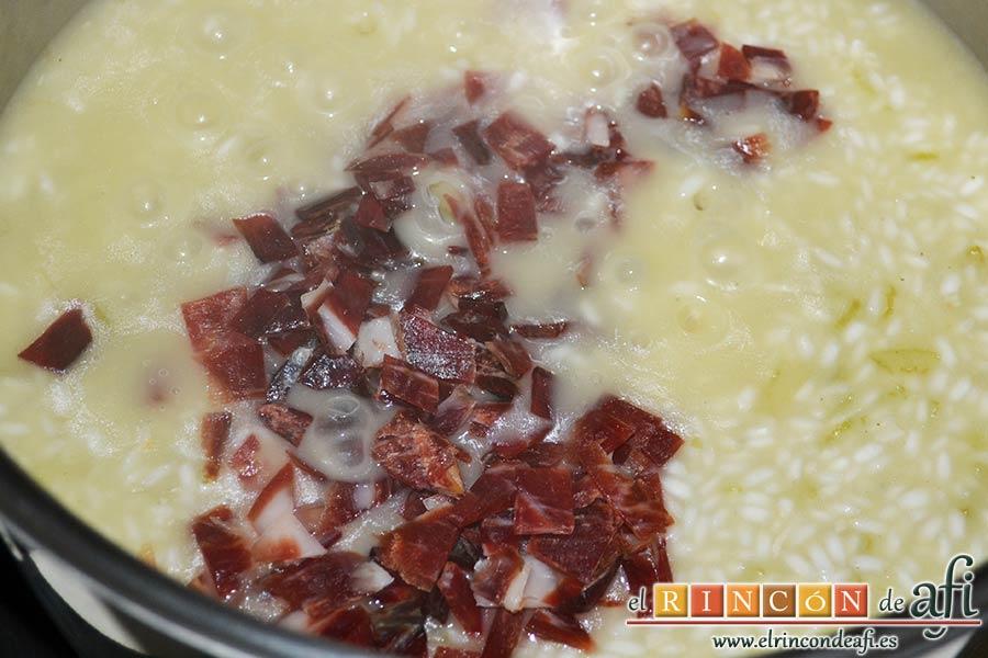 Risotto con jamón serrano, echarlos al arroz