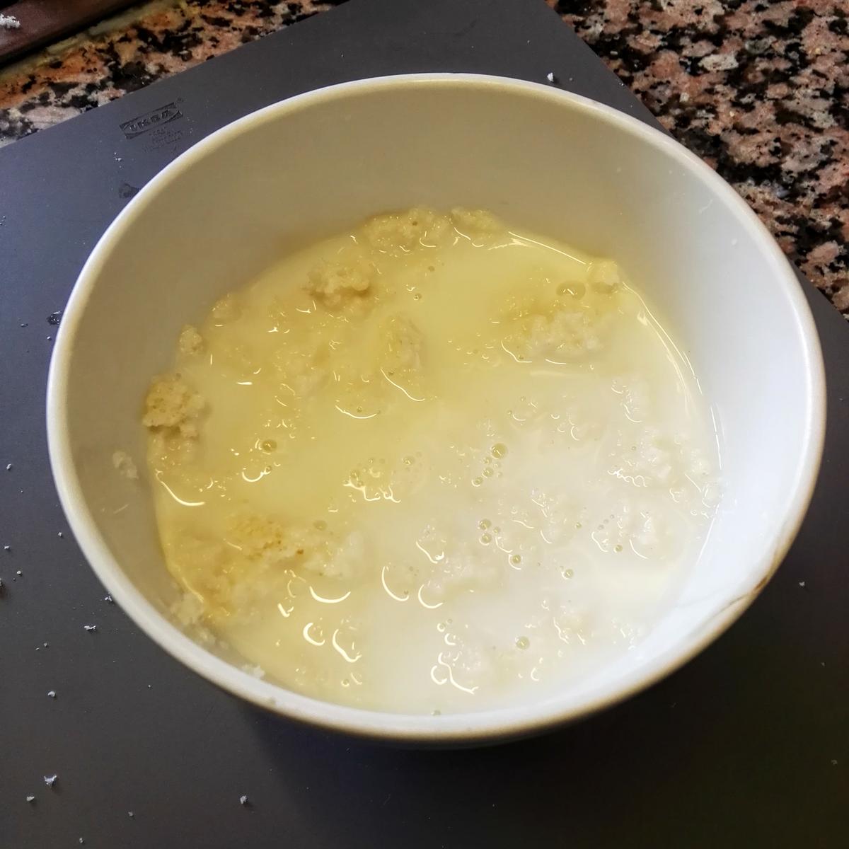 bol con migas de pan y leche