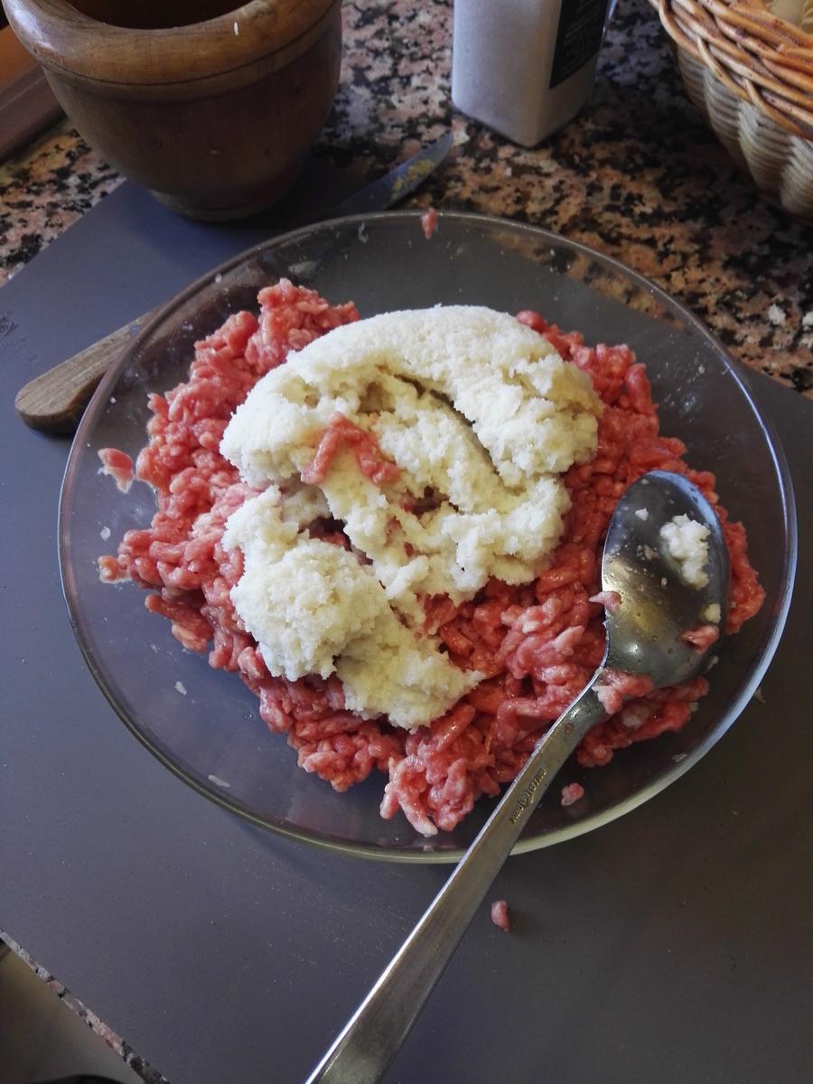 carne picada con pan para hacer albóndigas caseras