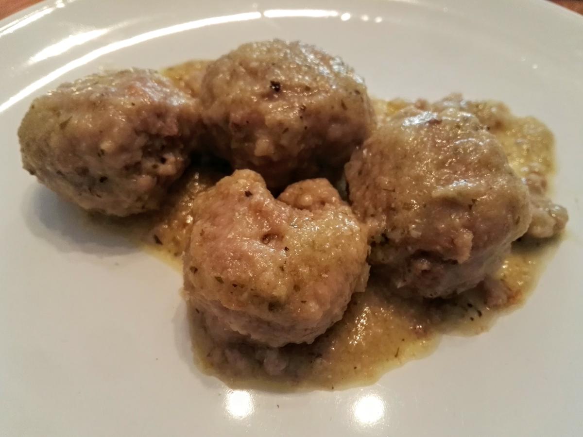 plato con albóndigas