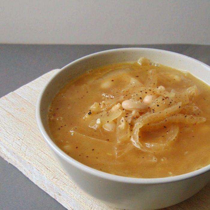 Sopa de cebolla y alubias blancas