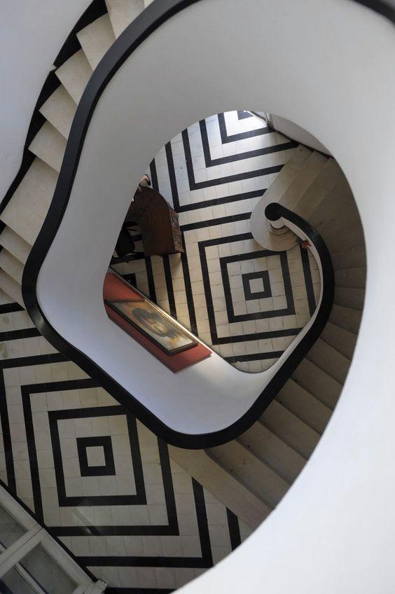 azulejos geometricos en escaleras