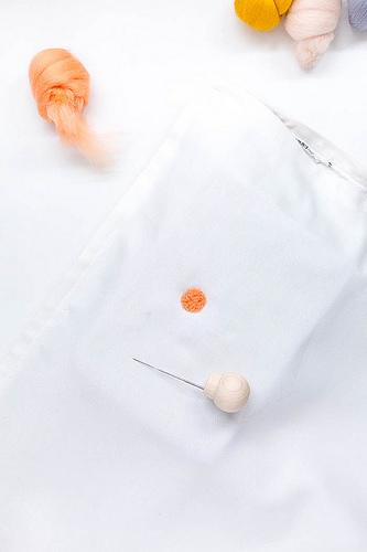 07 DIY PomPon almohadón