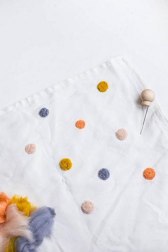 08 DoItYourself PomPon cojín