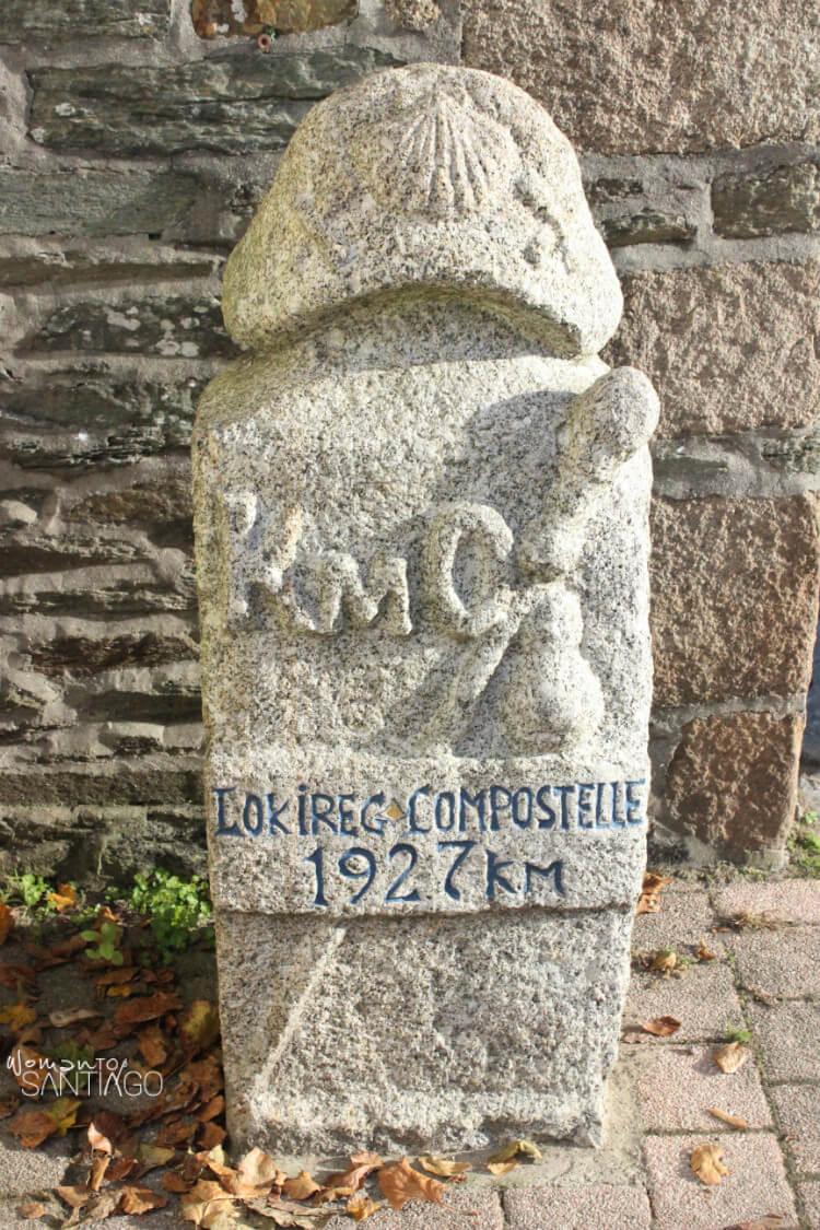 monolito de piedra con inscripciones