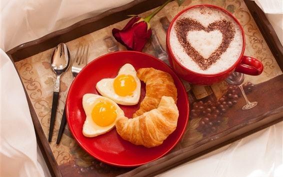Croissant con huevos corazon y cafe-min