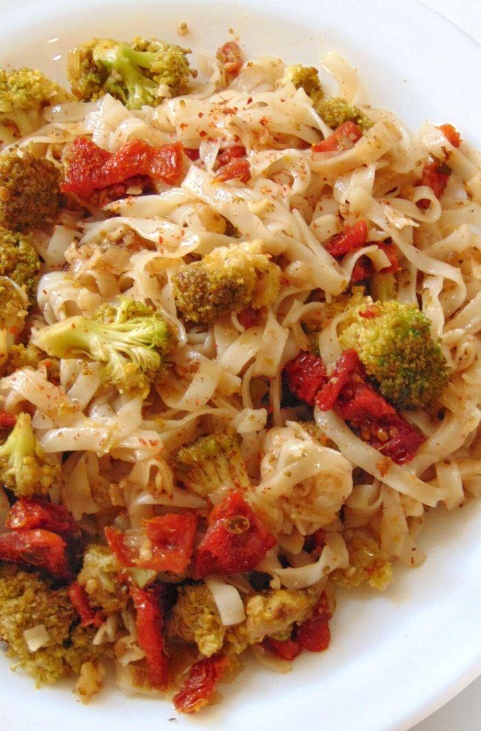 pasta con brocoli y tomates secos | noodles de arroz con verduras